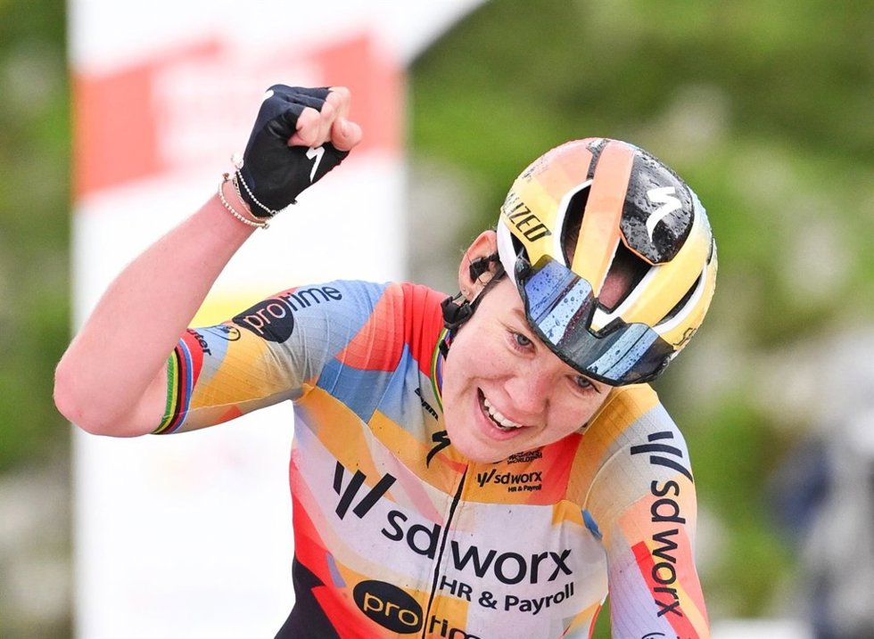 La ciclista neerlandesa Anna van der Breggen (Team SD Worx-Protime) ha ganado este viernes la sexta etapa de La Vuelta Femenina by Carrefour.Es 2026, disputada entre Gijón y Les Praeres (Nava) sobre 106,5 kilómetros