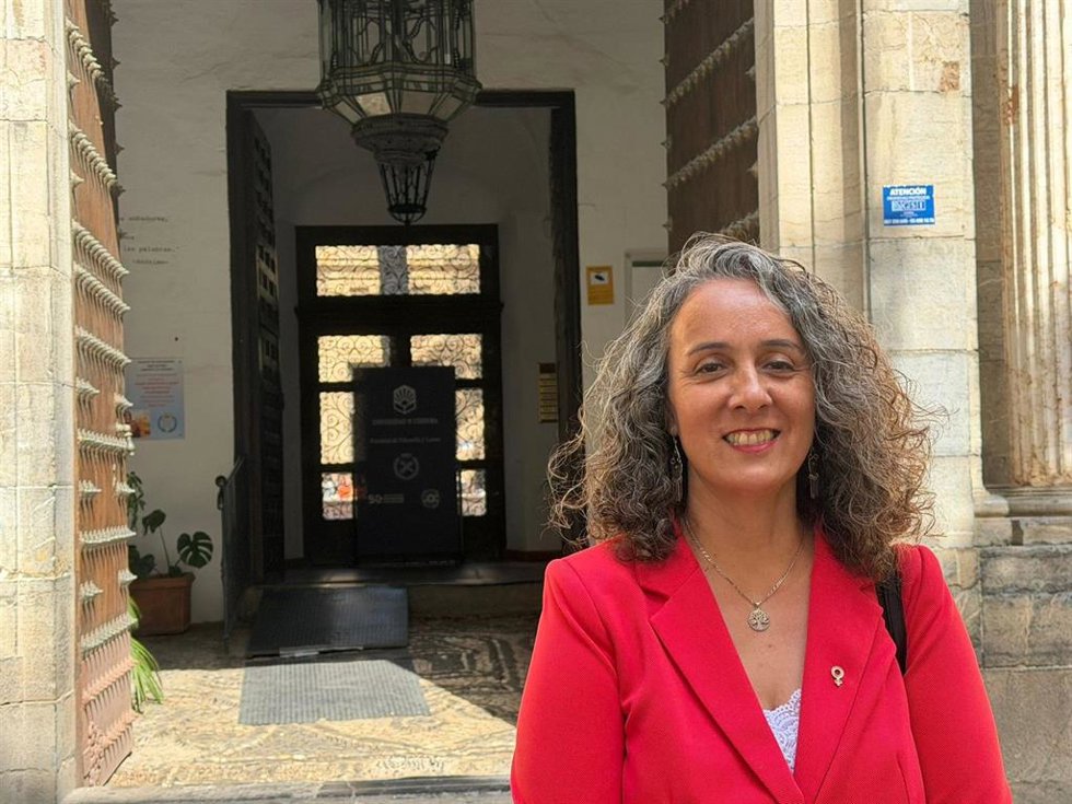 Rosa María Rodríguez, ante la Facultad de Filosofía y Letras de la Universidad de Córdoba.