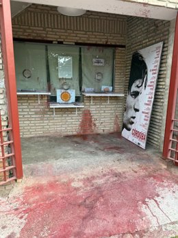 Acto vandálico en las taquillas de la plaza de toros de Córdoba, con vertidos de pintura que han afectado a las instalaciones.