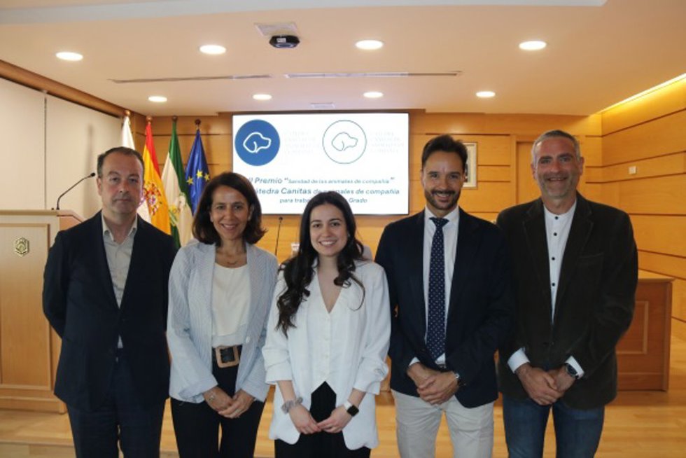 La alumna premiada (centro) junto a autoridades durante el acto de entrega del reconocimiento.