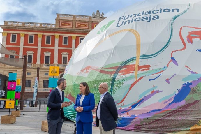 La alcaldesa de San Fernando, Patricia Cavada, en la inauguración de la experiencia inmersiva de Fundación Unicaja, 'Luz y Verso'