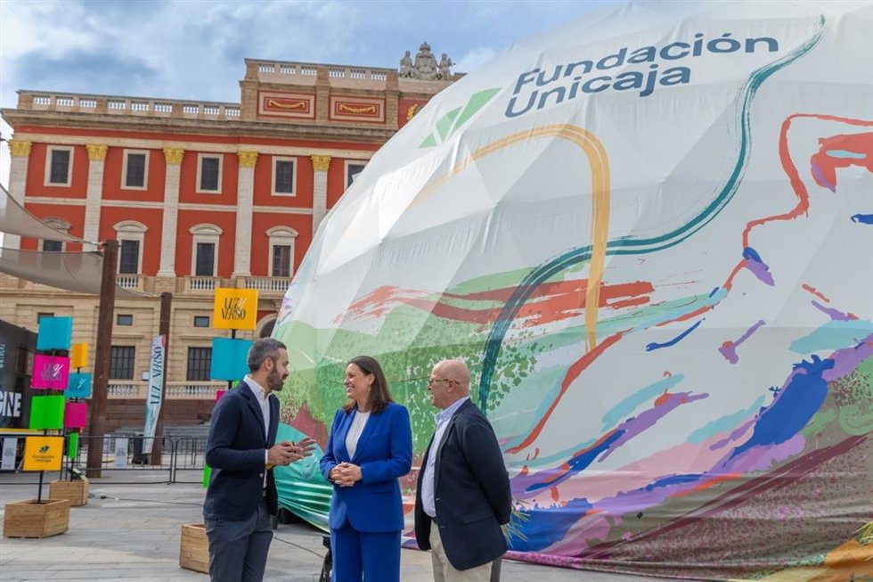 La alcaldesa de San Fernando, Patricia Cavada, en la inauguración de la experiencia inmersiva de Fundación Unicaja, 'Luz y Verso'