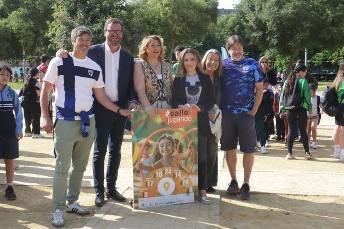 Representantes institucionales en 'Callejugando', organizado por la Delegación de Educación e Infancia del Ayuntamiento de Córdoba en colaboración con la Diputación, celebrada en el Vial Norte con el título 'Europa unida por el juego'.