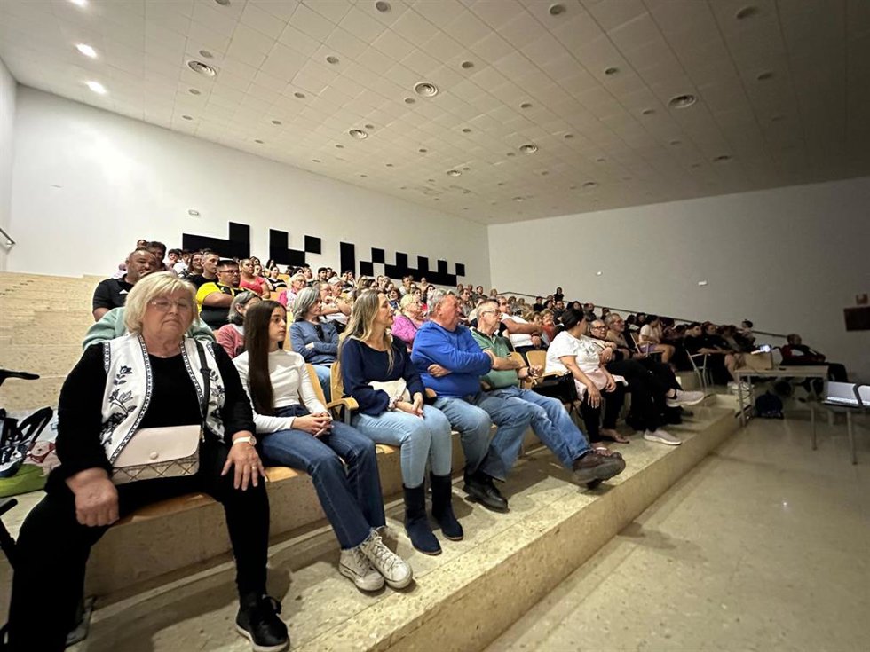 Asistentes a la presentación del libro y el documental 'El viento que agita Las Palmeras'.