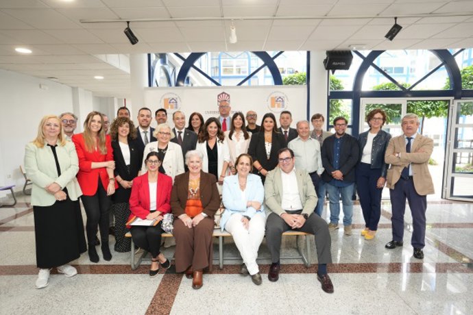 Foto de familia de autoridades académicas, representantes de entidades distinguidas y comunidad universitaria de la Facultad de Ciencias del Trabajo.