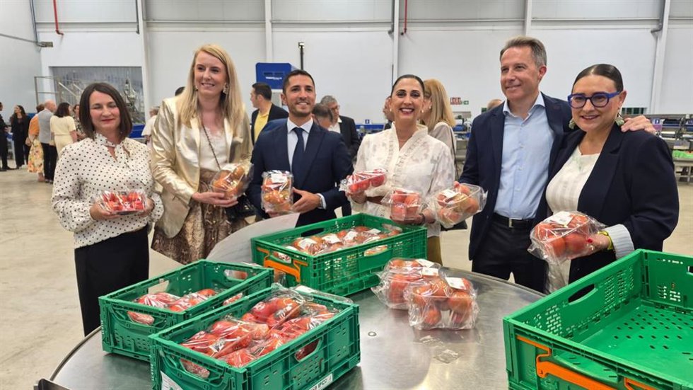 La consejera de Agua, Agricultura, Ganadería y Pesca, Sara Rubira, asistió hoy a la inauguración de la nueva planta de envasado de tomate pera de la Organización de Productores Looije