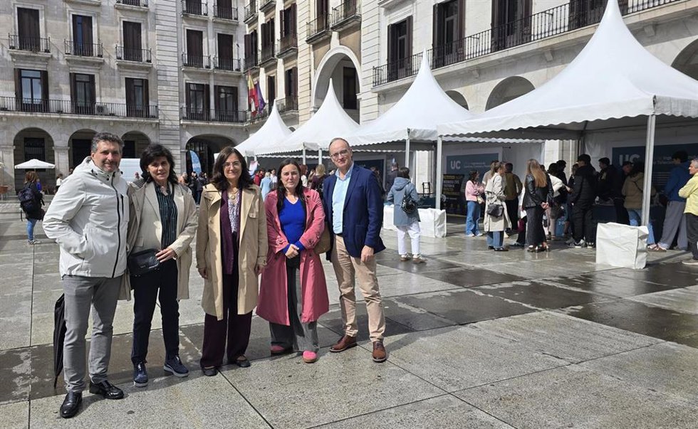 Un millar de personas asisten a la Feria Informativa de la UC en la Plaza Porticada