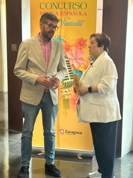 El presidente de la Junta Municipal del Casco Histórico de Zaragoza , Armando Martínez (Vox), y la artista, Corita Viamonte
