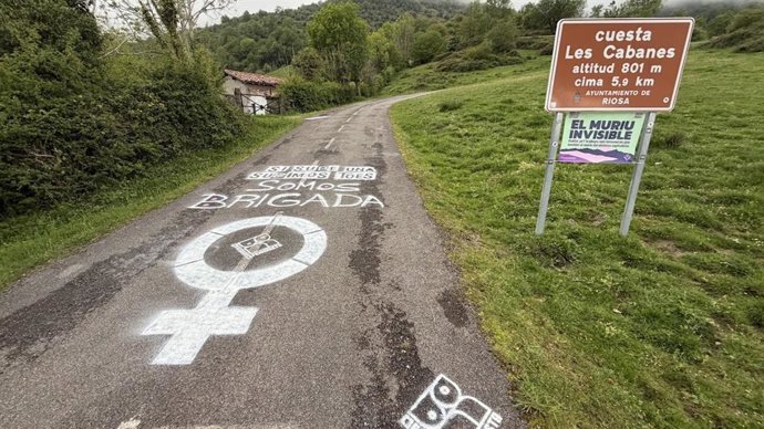 La Brigada Feminista interviene el Angliru con una acción de "artivismo" durante La Vuelta Femenina de este sábado