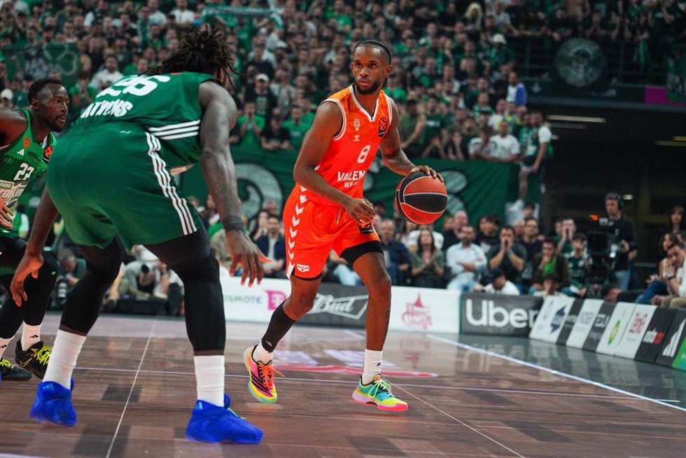 Jean Montero, en un partido con el Valencia Basket.
