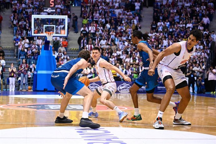 Un lance del partido entre Monbus Obradoiro e Inveready Gipuzkoa.