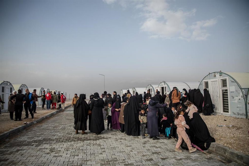 Archivo - Las mujeres esperan tras el traslado de cientos de personas desde el campo de Al Hol, en la al noreste de Siria. Decenas de miles de personas permanecieron recluidas durante años en el campo muchas de ellas acusadas de pertenecer al ISIS