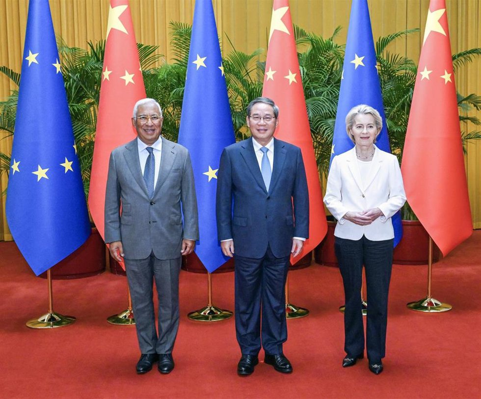Archivo - El primer ministro chino, Li Qiang, copreside la 25.ª Cumbre China-UE junto con el presidente del Consejo Europeo, Antonio Costa, y la presidenta de la Comisión Europea, Ursula von der Leyen, en el Gran Salón del Pueblo de Pekín