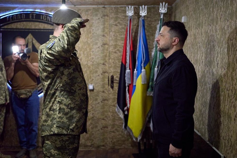 Archivo - El presidente ucraniano, Volodymyr Zelenskyy, visitó el sector de Oleksandrivskyi en el marco de una visita de trabajo, donde evaluó la situación de seguridad y el avance de las operaciones y los servicios en la región