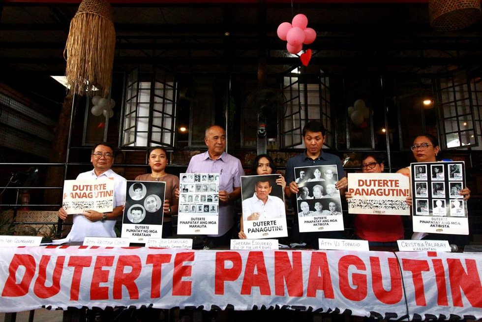 Archivo - Familias de víctimas de ejecuciones extrajudiciales y los defensores de los derechos humanos celebran una rueda de prensa en Quezon City antes de que una delegación se desplace a La Haya, mientras Rodrigo Duterte se enfrenta a su primera vista