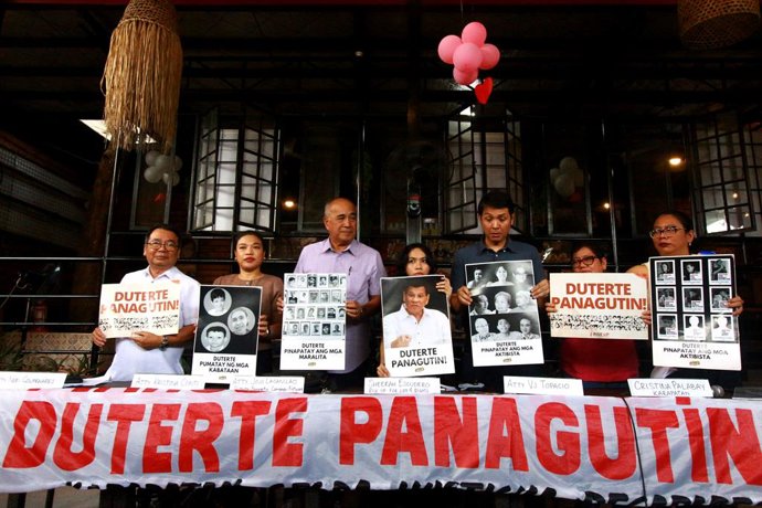 Archivo - February 17, 2026, Philippines: Families of victims of extrajudicial killings and human rights advocates hold a press conference in Quezon City before a delegation goes to The Hague, as Rodrigo Duterte faces his first hearing on the confirmation