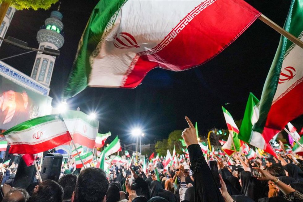 Archivo - Partidarios del Gobierno ondean banderas nacionales durante una manifestación organizada por el Estado, en medio de un alto el fuego en el conflicto en el que están implicados Irán, Estados Unidos e Israel. 