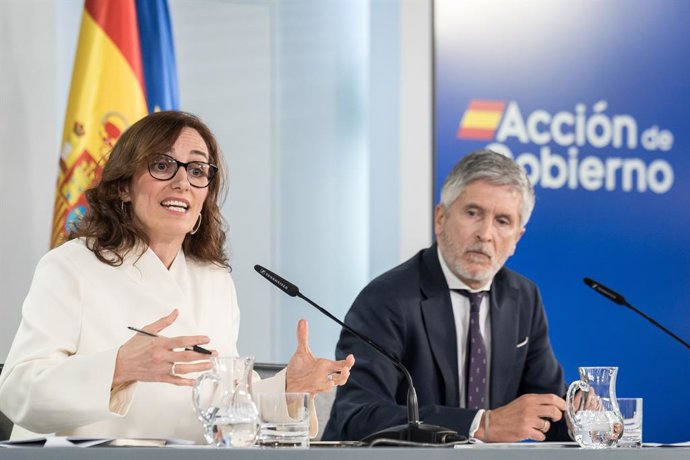 La ministra de Sanidad, Mónica García, y el ministro del Interior, Fernando Grande-Marlaska, durante una rueda de prensa, en el Complejo de la Moncloa, a 6 de mayo de 2026, en Madrid (España). Los ministros comparecen para informar de la reunión de seguim