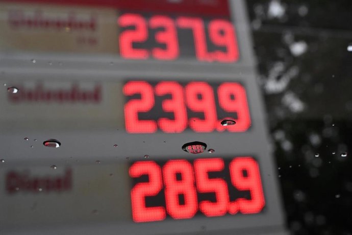 Archivo - (Foto De ARCHIVO) 19 March 2026, Australia, Canberra: Fuel Prices Are Reflected In A Raindrop At A Petrol Station In Canberra. Photo: Lukas Coch/AAP/Dpa    19/3/2026 ONLY FOR USE IN SPAIN