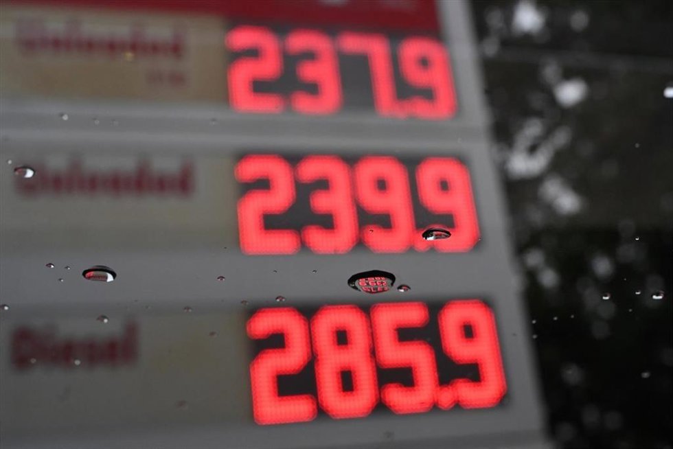 Archivo - (Foto De ARCHIVO) 19 March 2026, Australia, Canberra: Fuel Prices Are Reflected In A Raindrop At A Petrol Station In Canberra. Photo: Lukas Coch/AAP/Dpa    19/3/2026 ONLY FOR USE IN SPAIN