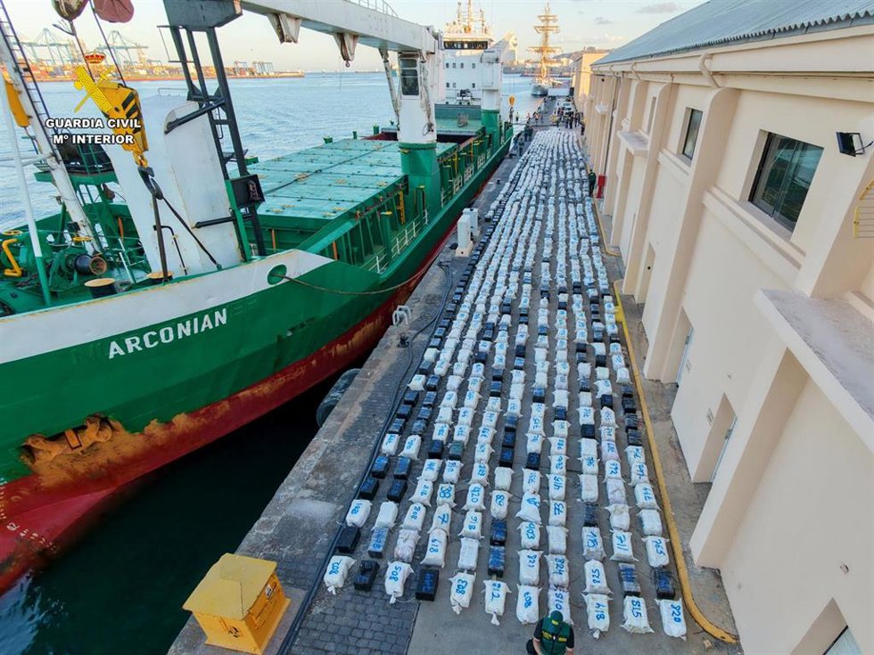 La Guardia Civil interviene más de 30 toneladas de cocaína en el barco 'Arconian', interceptado al sur de Canarias