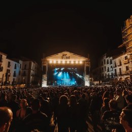 Público asistente a un concierto del festival Womad en la Plaza Mayor de Cáceres