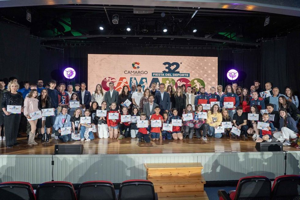 Foto de familia de la 32º Gala del Deporte de Camargo