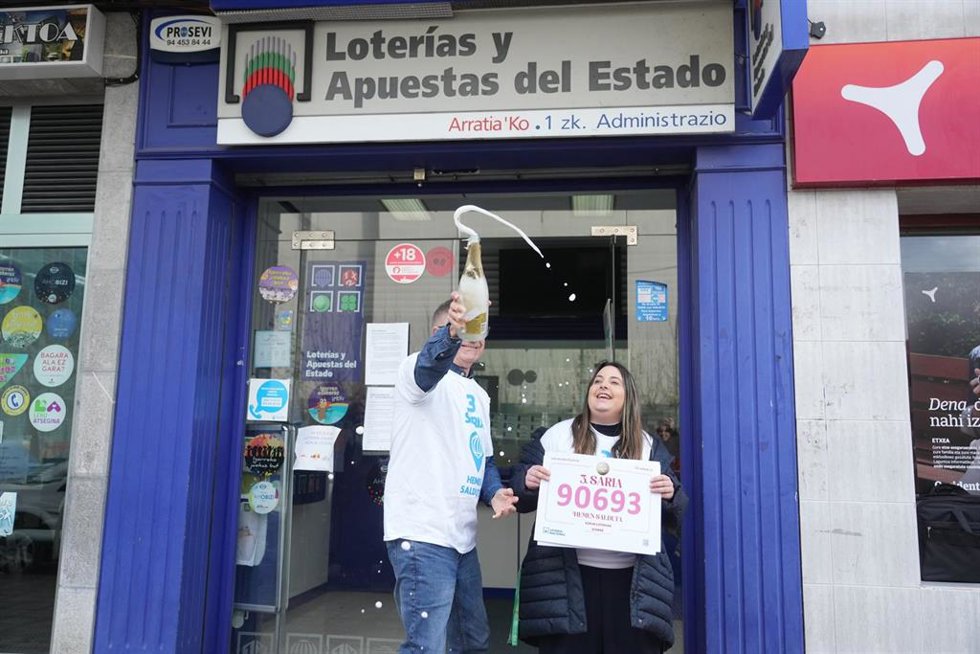 Archivo - Empleados de la administración número 1 de Igorre, celebran que han vendido 48 series del número 90693 correspondiente al Tercer Premio del Sorteo de la Lotería de Navidad 2025, a 22 de diciembre de 2025, en Igorre, Vizcaya, País Vasco (España)