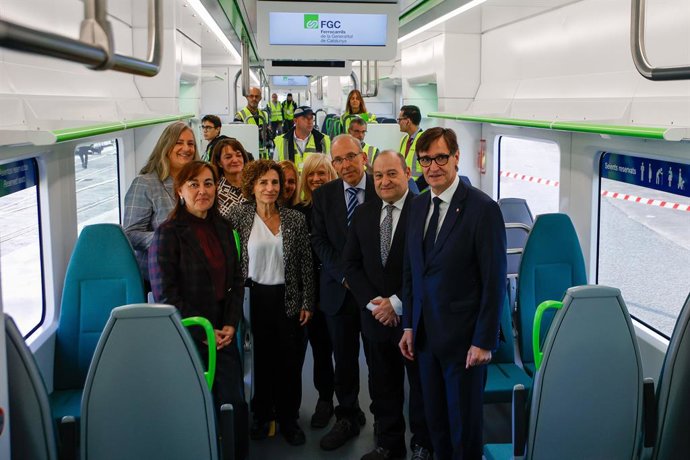 Archivo - Arxivo - El president de la Generalitat, Salvador Illa, la consellera Sílvia Paneque, el president de FGC, Carles Ruiz, i el president d'Alstom Espanya i Portugal, Leopoldo Maestu,durant la presentació dels primers trens elèctrics de FGC