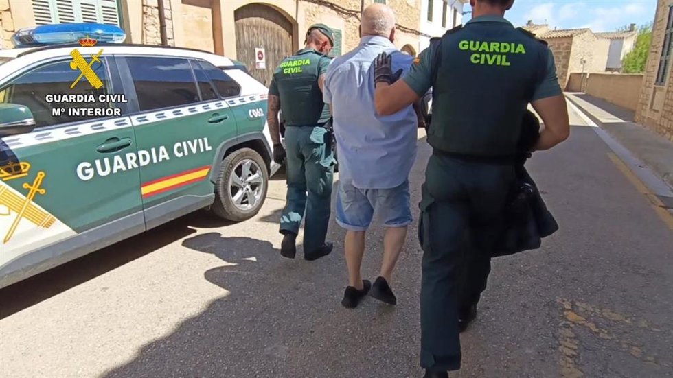 Desmantelan un punto de venta de droga en Santanyí y envían a prisión a un detenido.