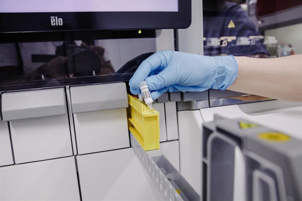 Archivo - Una técnico de laboratorio extrae el material genético de un virus, en imagen de archivo. 