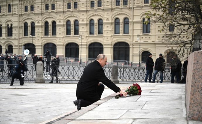 Archivo - HANDOUT - 04 November 2022, Russia, Moscow: Russian President Vladimir Putin lays a wreath at the monument to Kuzma Minin and Dmitry Pozharsky on the Red Square on the occasion of The Russian Unity Day. Photo: -/Kremlin/dpa - ATTENTION: editoria
