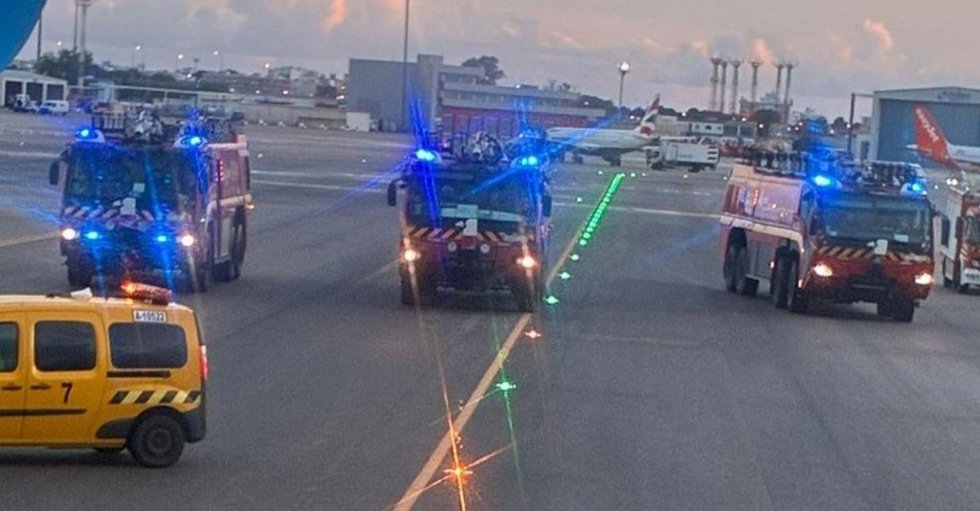 El avión fue remolcado hasta la terminal.