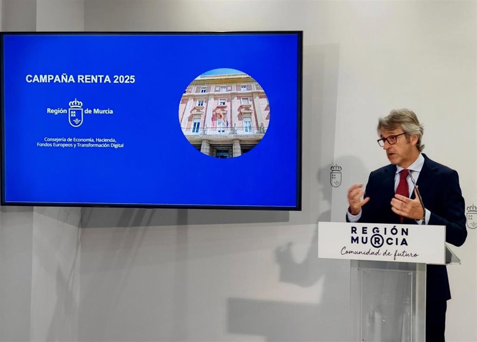 El consejero de Economía, Hacienda, Fondos Europeos y Transformación Digital, Luis Alberto Marín, durante la presentación de las novedades de la campaña de la Renta.