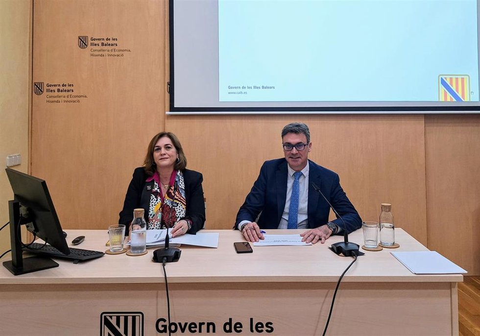 La directora general del Tesoro, Política Financiera y Patrimonio, Susana Pérez, y el vicepresidente primero y conseller de Economía, Hacienda e Innovación, Antoni Costa.