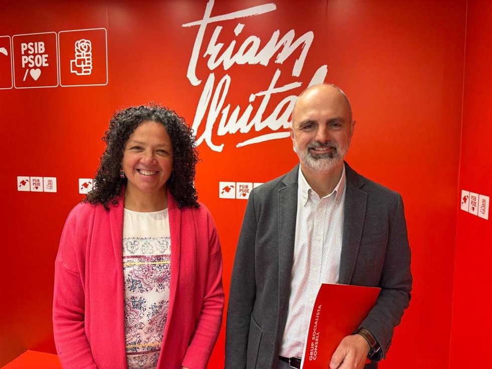 La portavoz del PSIB en el Consell de Mallorca, Catalina Cladera, y el conseller Jaume Mateu.