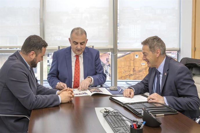 El Consejero Se Reúne Con El Alcalde De Campoo De Enmedio
