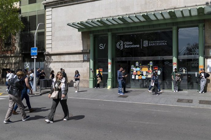 Archivo - Entrada del Hospital Clínic de Barcelona