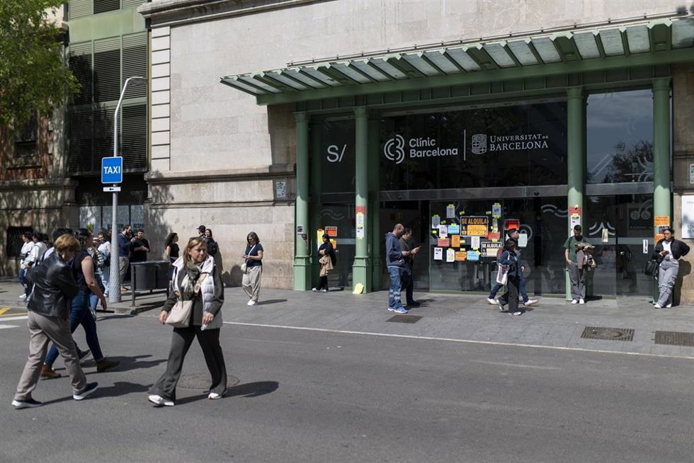 Archivo - Entrada del Hospital Clínic de Barcelona