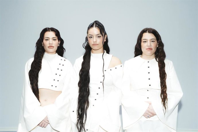 Archivo - Las tres integrantes del grupo "Tanxugueiras", en el cartel promocional de su nuevo álbum