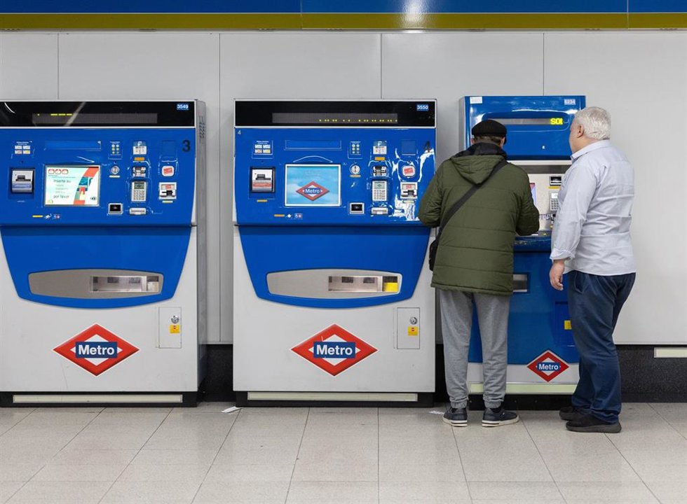Archivo - Archivo.- Varias personas compran billetes en una estación de Metro 