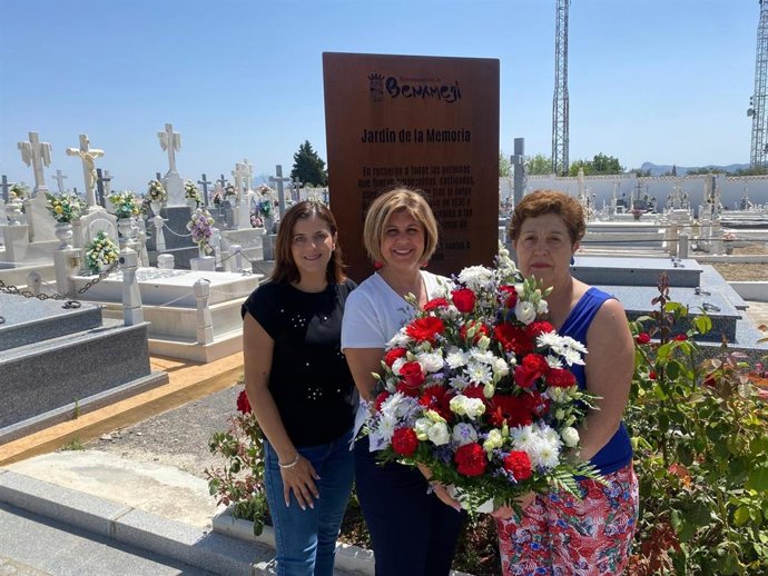 La alcaldesa de Benamejí, Carmen Lara (centro), durante la celebración el pasado año del Día de la Memoria Histórica y Democrática de Andalucía en el Jardín de la Memoria del cementerio municipal.