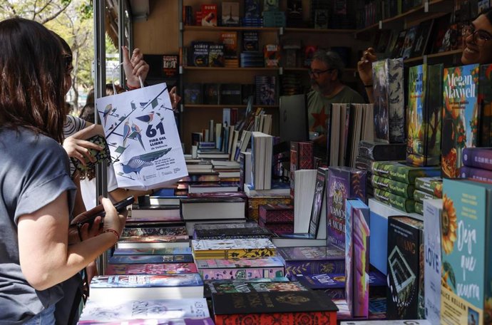 61ª edición de la Fira del Llibre de Valencia en los Jardines del Real / Viveros