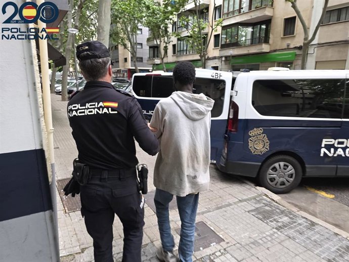El detenido, custodiado por agentes.