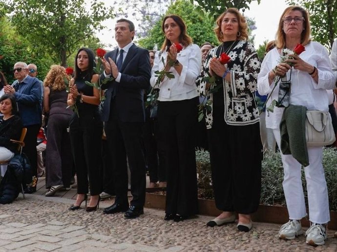 El alcalde de Córdoba, José María Bellido, en un acto de homenaje a las víctimas del accidente ferroviario de Adamuz en los jardines de Orive.