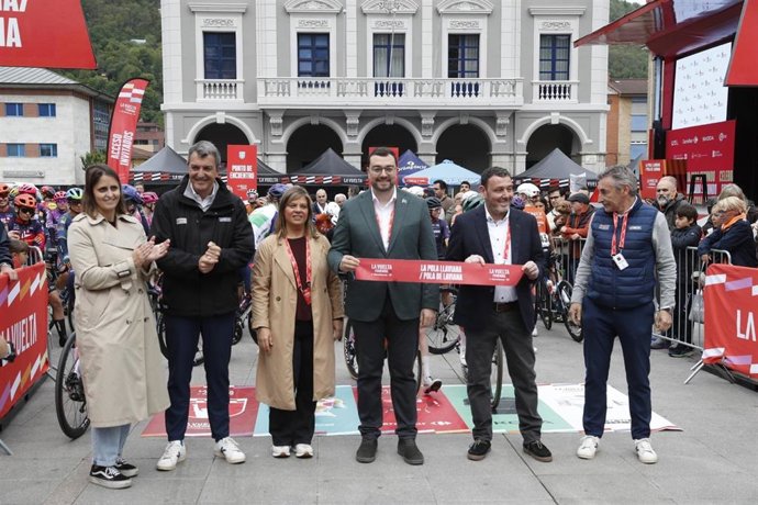 La directora general de Actividad Física y Deporte, Manuela Ena; el director general de Unipublic, Javier Guillén; la vicepresidenta y consejera de Presidencia, Reto Demográfico, Igualdad y Turismo, Gimena Llamedo; el presidente Adrián Barbón.