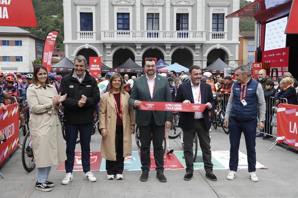 La directora general de Actividad Física y Deporte, Manuela Ena; el director general de Unipublic, Javier Guillén; la vicepresidenta y consejera de Presidencia, Reto Demográfico, Igualdad y Turismo, Gimena Llamedo; el presidente Adrián Barbón.