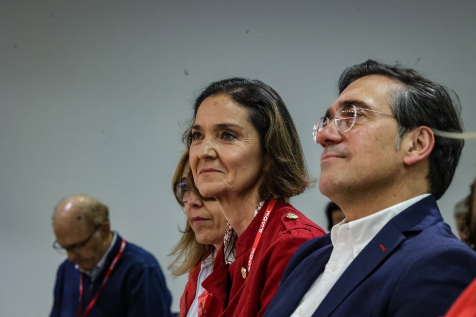 La secretaria general del PSOE Madrid Ciudad y portavoz socialista en el Ayuntamiento de la capital, Reyes Maroto, junto al ministro de Asuntos Exteriores, José Manuel Albares.