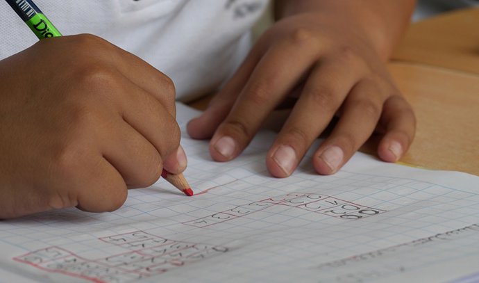 Archivo - Niño en un aula.