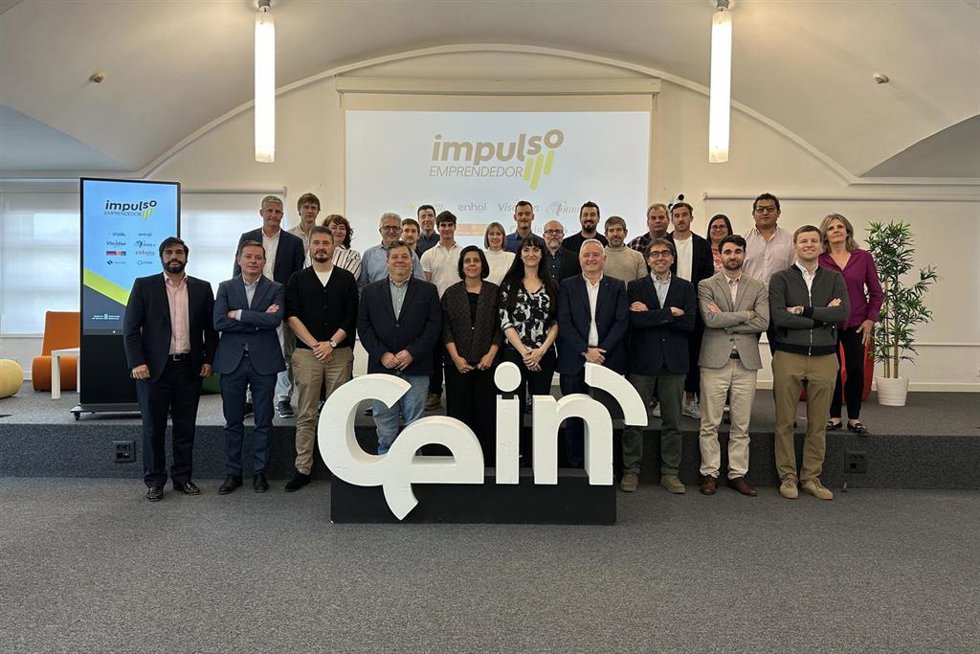Foto de familia con los mentores y promotores de los proyectos que se han presentado a 'Impulso Emprendedor'.